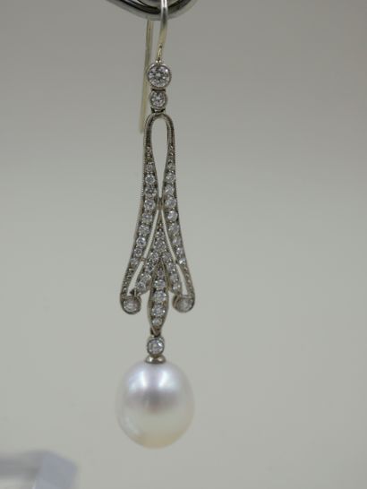 null Paire de pendants d'oreilles Tulipe en or blanc 18k à motif ajouré pavé de diamants...