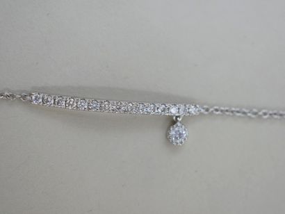 null Bracelet chaîne en or blanc 18k serti d'une barre pavée de diamants et retenant...