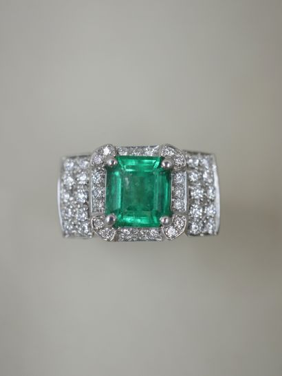 null Large 18k white gold ring set with a rectangular emerald probably from Colombia...