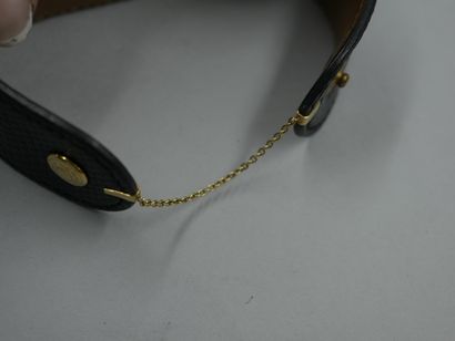 null HERMES - Bracelet cuir manchette "Médor" orné de motif en métal doré - Dans...