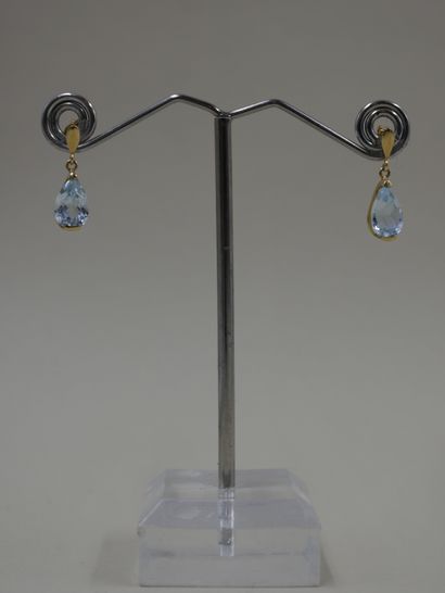 null Pair of yellow gold earrings set with a pear-shaped topaz - PB : 1,7gr