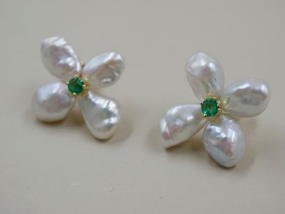 null Pair of 18k yellow gold flower earrings with baroque pearls and an emerald -...