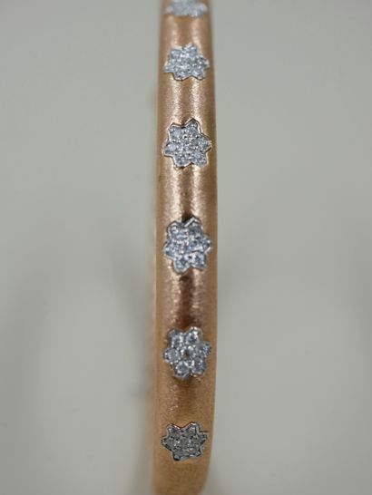 null 18k brushed pink gold bangle set with nine brilliant cut diamonds - PB : 12,55gr...