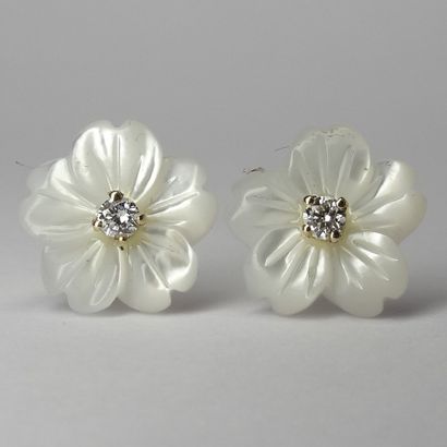 null Pair of earrings in 18k yellow gold with a mother-of-pearl flower and a diamond...
