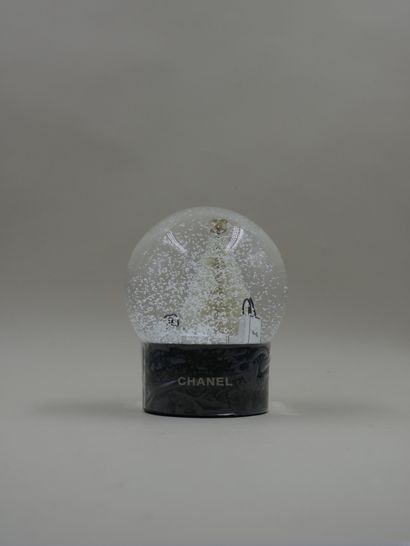 null CHANEL - Boule à neige figurant un sapin et des cadeaux - H : 12 cm