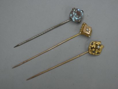 null Lot de deux épingles en or jaune décorées de perles - Travail du XIXème - PB...