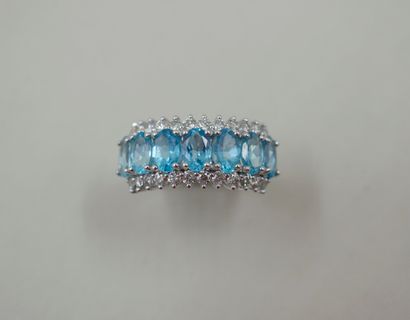 null Band ring in 18k white gold topped with seven oval apatites set with two lines...