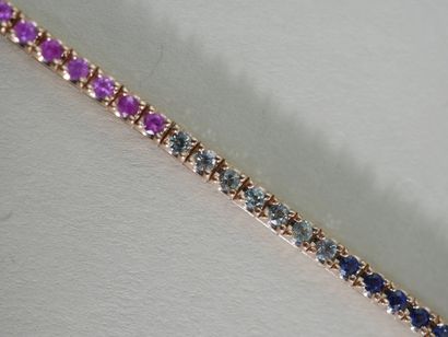 null Bracelet ligne en or rose 18k entièrement serti de saphirs ronds multicolores...