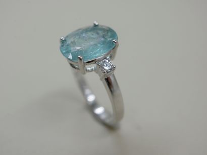 null Bague en or blanc 18k ornée d'une tourmaline Paraiba naturelle de 3,54cts épaulée...