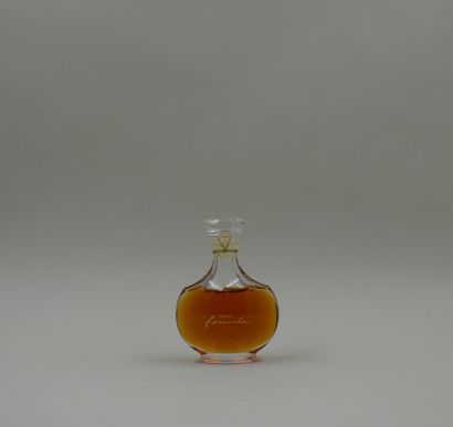 null NINA RICCI "Fierce

Glass bottle. Lalique crystal stopper. Titled in gold letters...