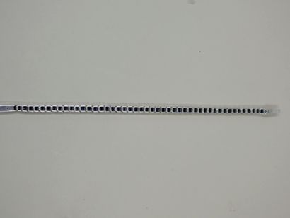 null Bracelet ligne en or gris 18k serti de 49 spinelles bleus. Egrisures - PB :...