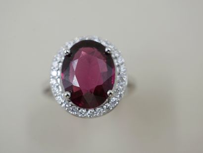 Ring in 18k white gold surmounted by a rhodolite...