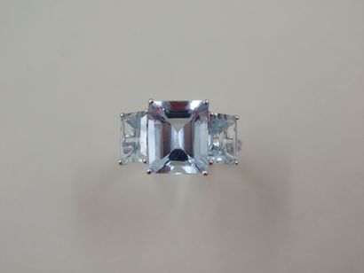 null Ring in 18k white gold set with three rectangular aquamarines for 6cts approximately...