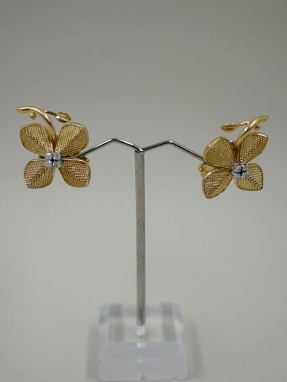 null Pair of 18k yellow gold flower earrings set with four round diamonds - PB :...