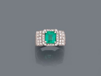 null Large 18k white gold ring set with a rectangular emerald probably from Colombia...