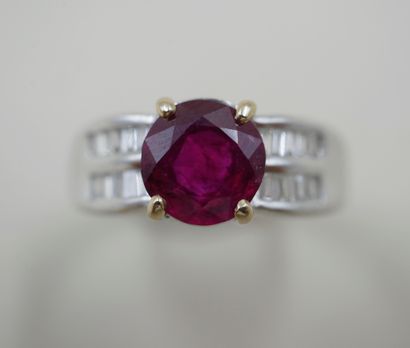 null Modernist ring in 18k white gold with a 2cts ruby and two lines of baguette...