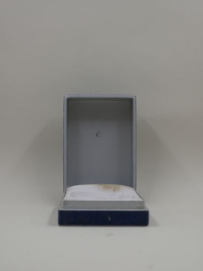 null GIRAUD FILS " In the clouds ".

Empty blue box, label titled in relief and decorated...