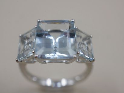 null Ring in 18k white gold set with three rectangular aquamarines for 6cts approximately...