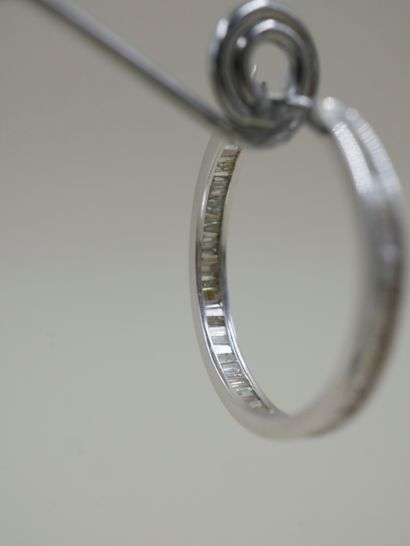 null Pair of 18k white gold hoop earrings set with baguette diamonds - PB : 5,80gr...