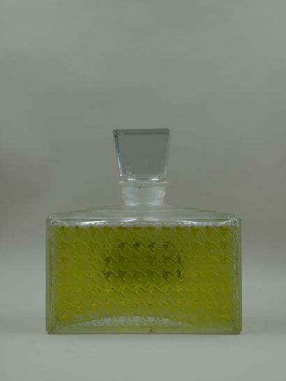 null CHRISTIAN DIOR Miss Dior

Large glass bottle of rectangular form, dummy of decoration,...