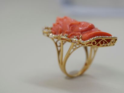null 18k yellow gold ring surmounted by a woman's face with wavy coral hair surrounded...