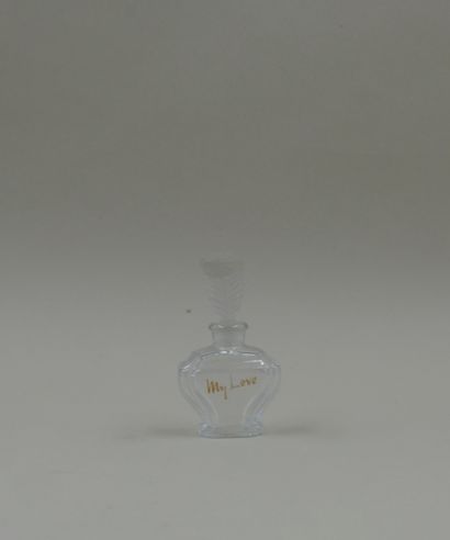 null ELIZABETH ARDEN « My love »

Flacon en verre, bouchon émerisé figurant une feuille...