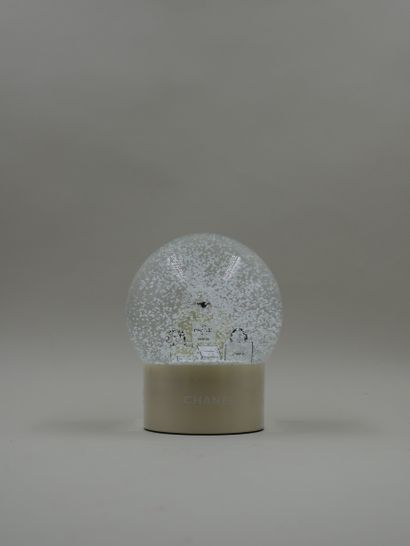 null CHANEL - Snow globe featuring the n°5 bottle - H : 12 cm