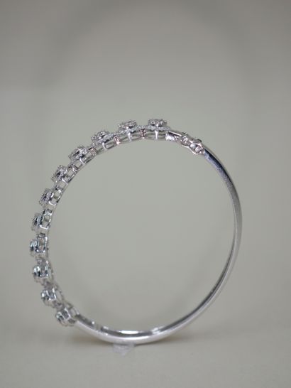 null 18k white gold open-worked bracelet with a line of 11 flowers set with round...