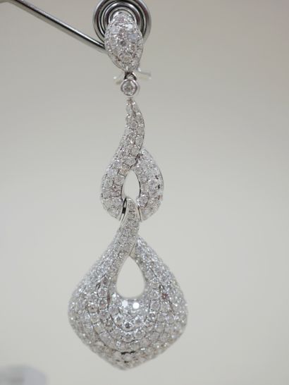 null Pair of earrings Ace of spades in 14k white gold entirely paved with diamonds...