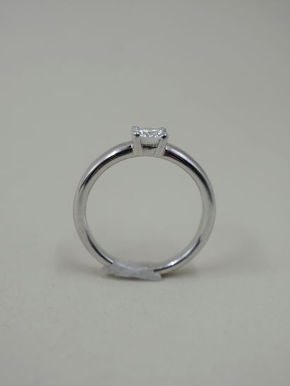 null Bague jonc en or blanc 18k ornée d'un diamant rond pesant 0,54cts de couleur...