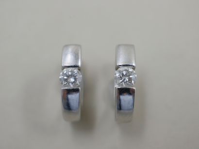 null Pair of earrings in 18k white gold with diamonds - PB : 3,08gr - Height : 1...