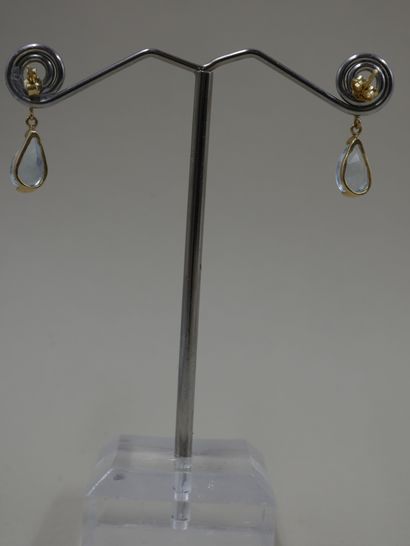 null Pair of yellow gold earrings set with a pear-shaped topaz - PB : 1,7gr