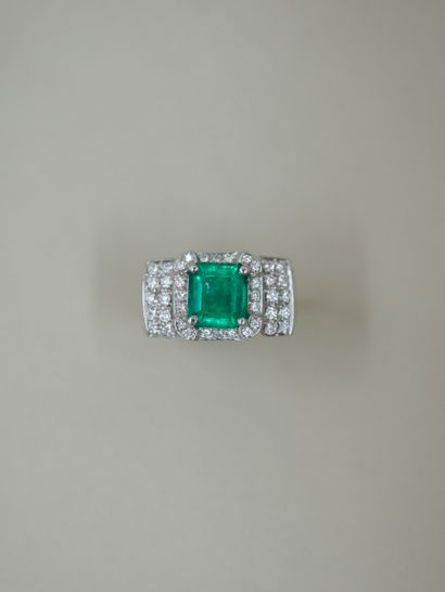 null Large 18k white gold ring set with a rectangular emerald probably from Colombia...