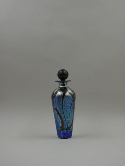 null NOT IDENTIFIED

Glass bottle of flared form of blue color with black marbled...