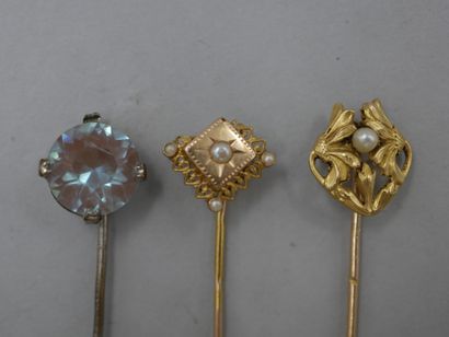 Lot of two yellow gold pins decorated with...