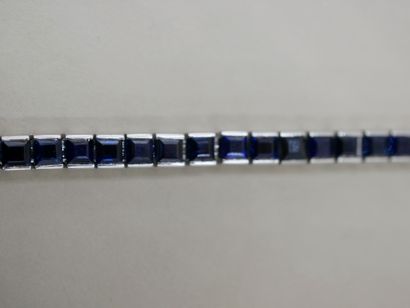 null Line bracelet in 18k white gold set with 49 blue spinels. Scratches - PB : 20,87gr...