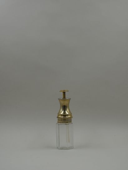 null MOLINARD « Le provençal »

Flacon en verre avec système à pompe, doré. Panse...