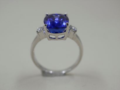 null 18k white gold ring set with a rectangular tanzanite with rounded edges of 5,35cts,...