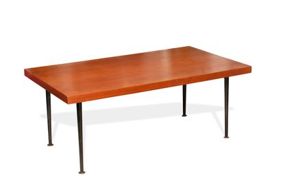 Table ajustable en bois rectangulaire. Le...