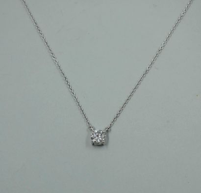 null Collier en or blanc 18k orné d'un diamant taille brillant d'environ 1ct. Long...