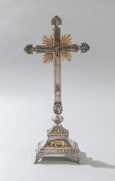 Croix staurothèque en bronze ciselé argenté...