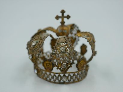 null Lot de deux couronnes en métal doré ajouré agrémentées de strass destinées à...