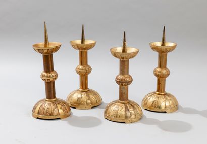 null Suite de quatre pique-cierges en bronze doré à décor de Tours de Babel alternées...