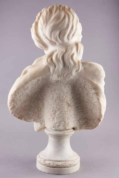 null Ecole Française Fin XIXe siècle. Buste de jeune femme dénudée en marbre blanc...