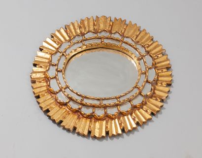 null Deux miroirs ovales à parecloses en bois mouluré et doré à motif rayonnant,...