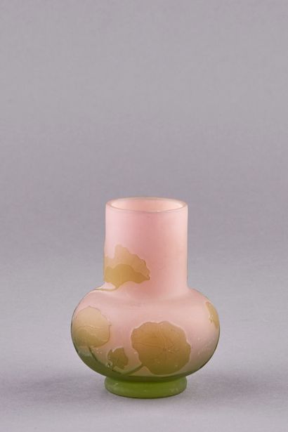 null 
Emile GALLÉ (1846-1904). Vase soliflore à col tronconique à décor dégagé à...