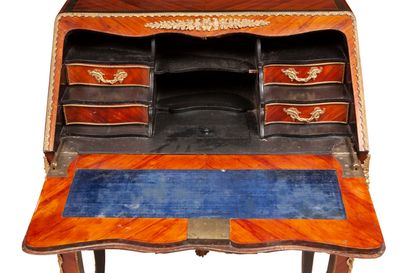 null Bureau de pente de style Louis XV en bois de placage et marqueterie en ailes...