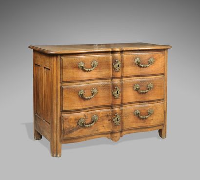 null Commode arbalète de style provençal en bois naturel mouluré sculpté, ouvrant...