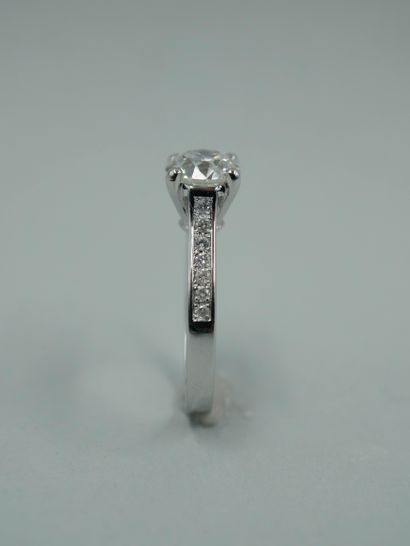 null Solitaire en or blanc 18k orné d'un diamant taille brillant de 1,50cts de couleur...