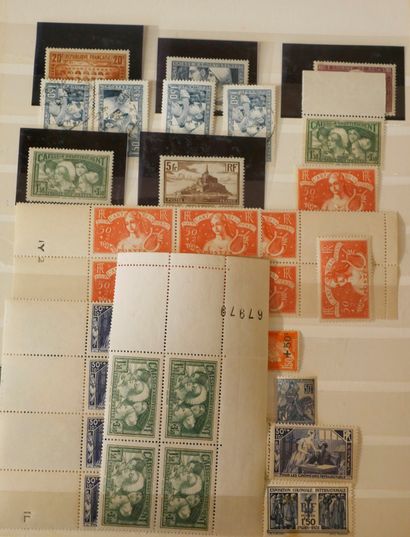null France Emissions 1920/1940 : 2 classeurs contenant des timbres neufs et oblitérés,...